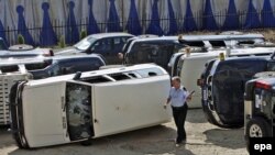 Prevrnuta vozila ispred sedišta EULEX-a