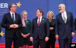 Predsednik Srbije Aleksandar Vučić, evropski komesar za proširenje Oliver Varhelyi i premijer Albanije Edi Rama u Tirani 29. februara 2024.