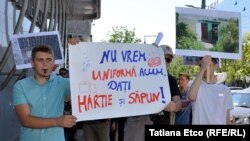 Marşul „Marea Săpuneală” pentru condiţii minime de igienă în şcoli