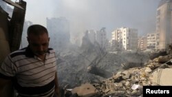 Мъж стои близо до разрушени сгради след израелски въздушни удари по южните предградия на Бейрут, Ливан, 28 септември 2024 г.