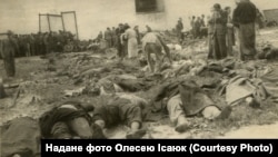 Ljudi traže članove svojih porodica i rodbine, juni 1941., Lavov