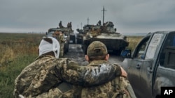 Русия напредва бавно на фронта в Украйна и дава огромни жертви. В същото време САЩ и Европа се опитват да изготвят план за дългосрочен мир между Киев и Москва.