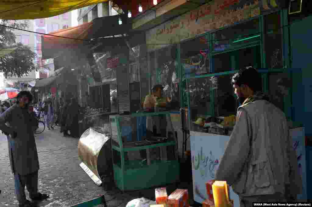 Pogled na trgovine u glavnom gradu Afganistana. (1. septembra)