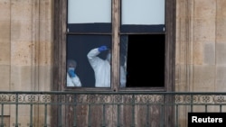 Счупеният прозорец, през който крадците са влезли в музея.