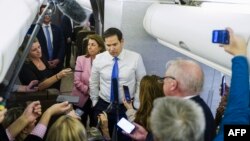 Secretarul de stat american, Marco Rubio, vorbindu-le jurnaliștilor în avion la întoarcerea dintr-un turneu în Caraibe, 27 martie 2025