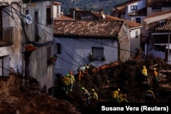 Пожарникари разчистват отломки в Летур, Испания, 30 октомври 2024 г.