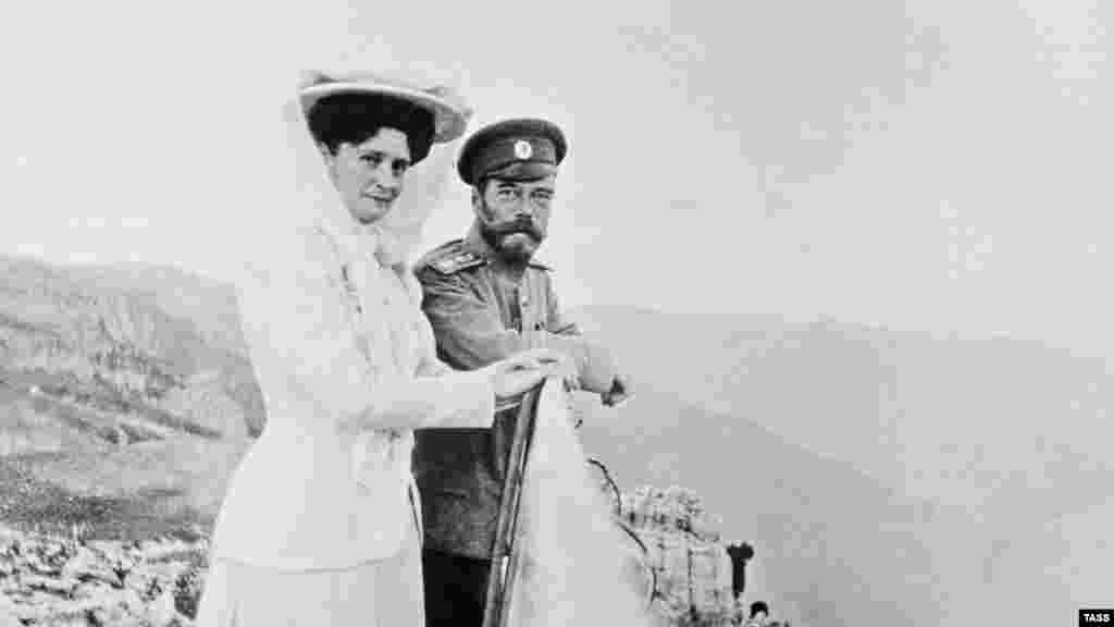 În memoria tatălui său, Nicolae al II-lea (aici cu soția sa, Alexandra Fiodorovna) a terminat construcția palatului. Chiar dacă Massandra era considerat reședință imperială, nici un membru al familiei regale nu a trăit vreodată acolo; au ales în schimb Palatul Livadia, mult mai mare și mai opulent, din apropiere.