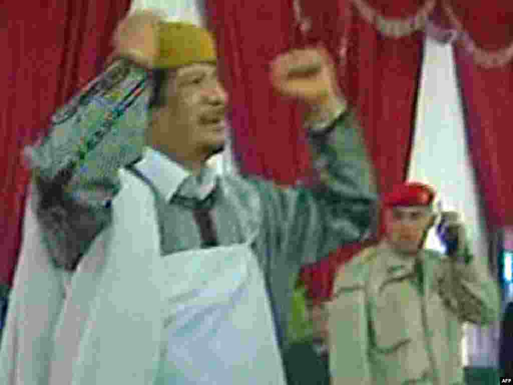 Libijski lider Muamer Gadafi rekao je u govoru pred svojim pristalicama da svijet ne razumije libijski sistem u kojem je vlast u rukama naroda, Tripoli, 02.03.2011. Foto: AFP / Libijska televizija 