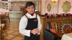 «Гости должны быть довольны». Официант из Худжанда на своем примере показал, как важно помогать людям с особенностями здоровья