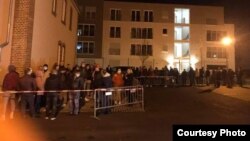 Câteva sute de oameni stau la coadă la secția de vot din Kassel, Germania, în dimineața turul al doilea al alegerilor