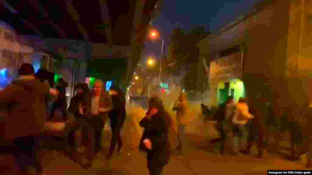 Iranska interventna policija koristila je suzavac na demonstrantima 11. januara u Teheranu. Fotografije koje su se ranije pojavile sa demonstrancija pokazuju policiju i sigurnosne snage kako ispaljuju municiju kako bi rastjerali demonstrante. Vlasti poriču da je policija koristila vatru.&nbsp;