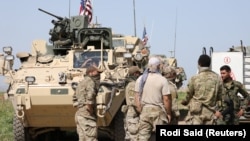 Amerilki vojnici razgovoraju sa pripadnicima milicije sirijskih kurda YPG u blizini turske granice, u aprilu 2017.