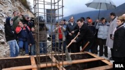 Архивска фотографија - Премиерот Никола Груевски поставува камен темелник на нов пат во Македонски Брод.