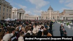 Верующие перед похоронами папы Римского в Ватикане, 25 апреля 2025 года