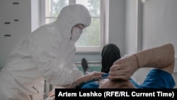 Медсестра делает укол больному в больнице Петербурга