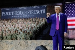 Дональд Трамп во время выступления перед американскими военнослужащими во время визита на авиабазу США Аль-Удейд в Дохе. Катар, 15 мая 2025 года