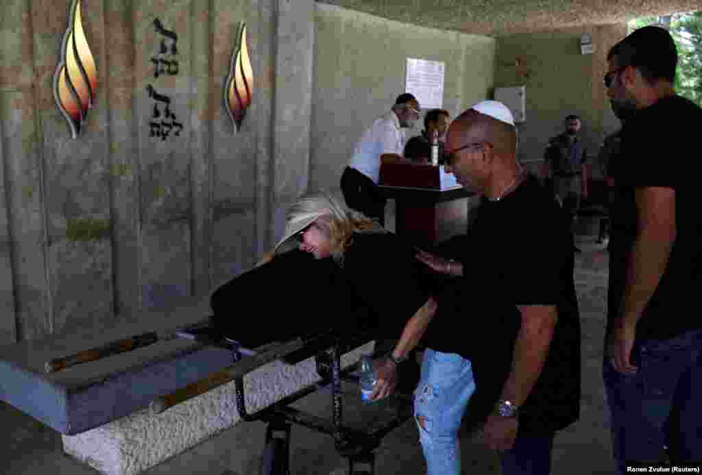 Një grua duke vajtuar në funeralin e Bella Ashkenazit, e cila u vra në shtëpinë e saj kur ajo u godit nga një raketë e lëshuar nga Irani, në Holon, më 16 qershor.