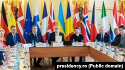 După ce Donald Trump i-a reproșat lui Zelenski că nu este suficient de recunoscător, liderii europeni l-au chemat pe Zelenski la masa lor, arătându-i că pot depăși unele structuri, formând o nouă „coalition of the willing” între cei care vor să susțină Ucraina.