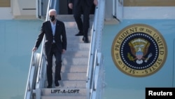 Președintele Statelor Unite Joe Biden coborând din Air Force One la sosirea în Polonia pe aeroportul din apdopiere de Rzeszow, 25 martie 2022.