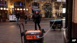 Русија веќе со месеци ја удира енергетската инфраструктура на Украина, принудувајќи ги Украинците да смислат импровизирани решенија за да ја задржат струјата.