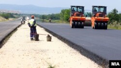 Архивска фотографија: Градежни активности на автопатот Миладиновци - Штип