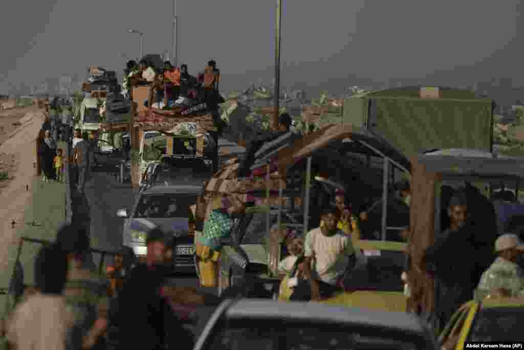 Sa vozilima natovarenim stvarima, Palestinci 30. avgusta bježe na jug.