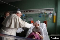 Papa Francisc în vizită la Spitalul de copii Bambino Gesu de la Roma, 19 martie 2022.