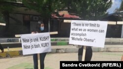 "Ne postoje ograničenja za ono što možemo postići kao žene", piše na jednom od transparenata koje drže aktivistkinje iz organizacije Glas Roma, Aškalija i Egipćana na Multikulturalnom festivalu u Prištini 2. juna