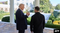 Президент США Дональд Трамп и президент Украины Владимир Зеленский на крыльце Белого дома, Вашингтон, 17 октября 2025 года