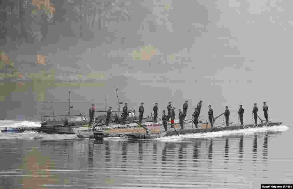 Российские войска на фрагменте понтонного моста через реку Томь в центральной части России. Кремль утверждает, что в учениях участвуют 128 тысяч военнослужащих, однако иностранные наблюдатели полагают, что цифры могут быть завышенными.&nbsp;