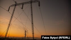 Përçues të energjisë elektrike, ndërsa prapa shihet tymi nga termocentralet në Obiliq - Fotografi nga arkivi.