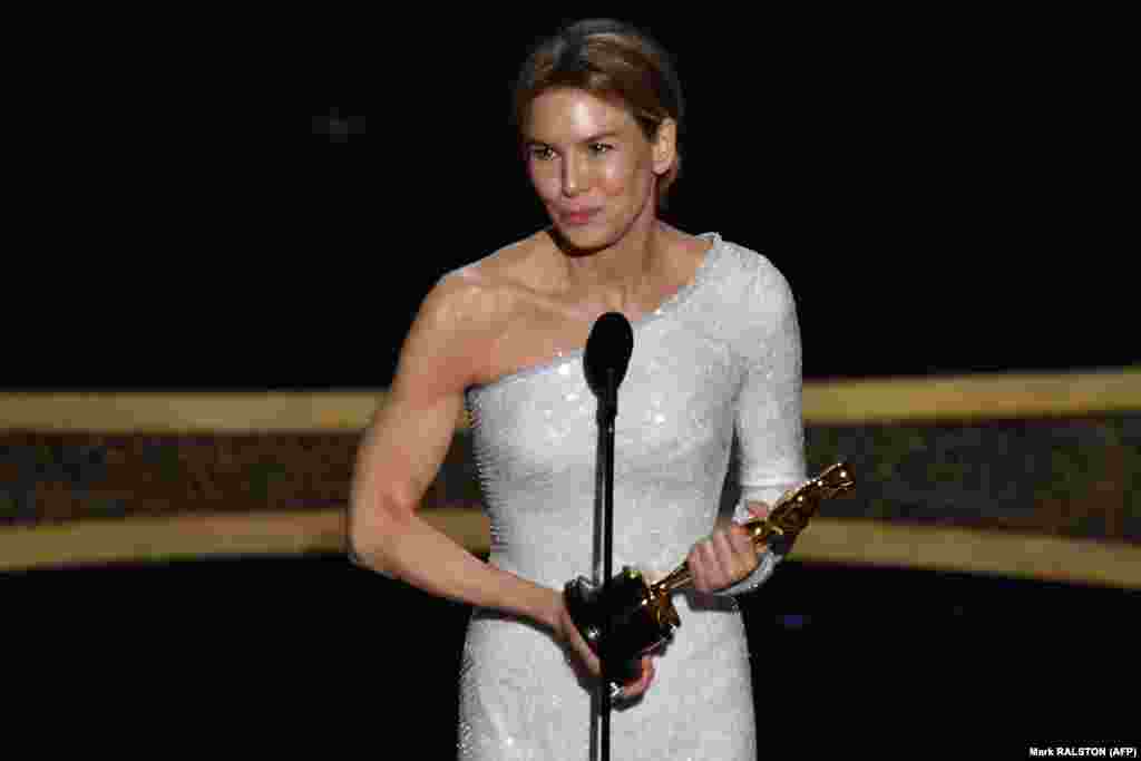 Američka glumica Renee Zellweger osvojila je Oskara za najbolju žensku glavnu ulogu u filmu o Judy Garland &quot;Judy&quot;.&nbsp;