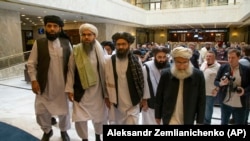 Mullah Abdul Ghani Baradar, vrhovni politički lider talibanske grupe, treći s lijeva, dolazi s ostalim članovima talibanske delegacije na razgovore u Moskvu, 28. maja 2019.