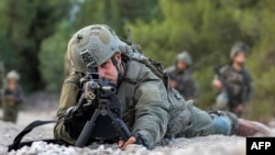 Soldat israelian în poziție de tragere în nordul regiunii Galileea, la 1 noiembrie 2023. (Foto: AFP) 