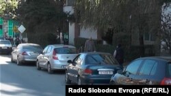 Сообраќај. Паркирани возила на улица. 