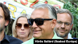 Orbán Viktor Kötcsén 2024. szeptember 7-én, mellette Havasi Bertalan sajtófőnök, a háttérben Orbán Balázs, a kormány politikai igazgatója