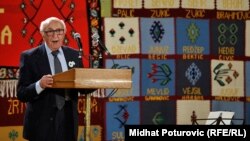 Teodor Meron tokom ranijeg posjeta Srebrenici