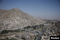 Antene de telecomunicații pe vârful unui deal din Kabul.