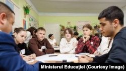 Pentru a sprijini elevii din clasa a IX-a, autoritățile vor oferi și meditații gratuite unui număr de peste 6.000 de copii.