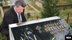 Претседателот Иванов на вечното почивалиште на Питу Гули во Крушево.