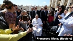 Папа римский Франциск на площади Святого Петра в Ватикане, 6 апреля 2025 года