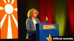 Заменик претседателката на СДСМ Радмила Шеќеринска на трибина „Вистината за Македонија“ во Универзалната сала во Скопје.