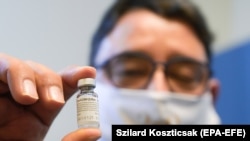 Merkely Béla, a Semmelweis Egyetem rektora 2021. február 18-án kapta meg a Szputnyik első adagját