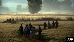 Архива - Бегалци на просторат кај границата меѓу Грција и Македонија. 