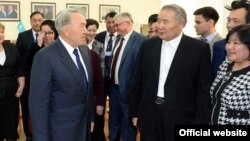 Президент Казахстана Нурсултан Назарбаев (слева) во время встречи с общественностью в Атырау, где он предложил сменить название страны на «Қазақ елі». 6 февраля 2014 года.