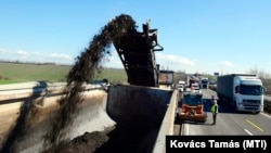 Munkagép dolgozik az M1-es autópálya felújításán 2020. március 5-én