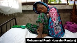 Рохинџа бегалка во Бангладеш раскажува дека изгорениците ги добила кога армијата ја запалила нејзината куќа
