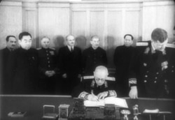 Андрей Вышинский подписывает пакт, своей очереди ждёт Чжоу Эньлай (второй слева). На заднем плане – Сталин и Мао