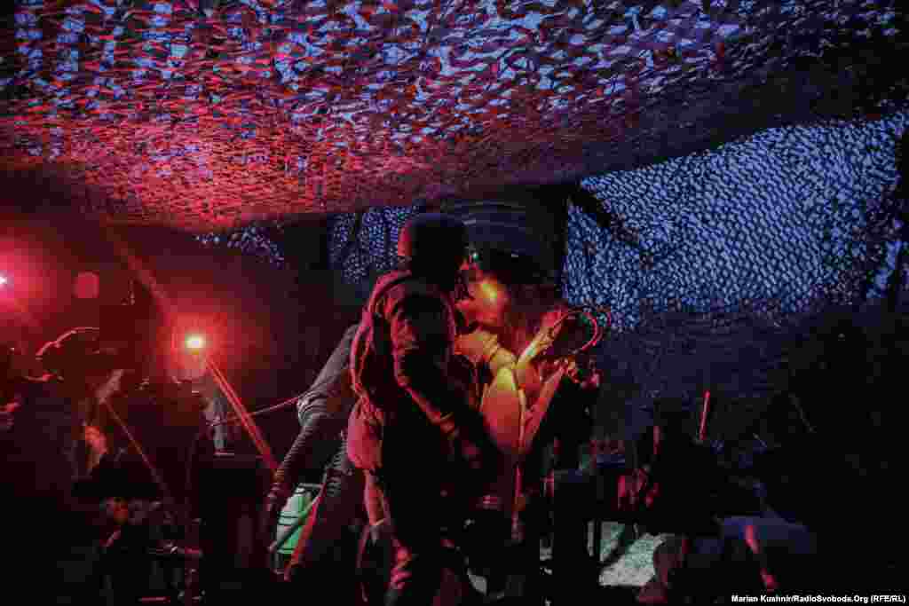 Под утро бойцы по команде и с соответствующим корректированием кладут в подающий лоток снаряд за снарядом. Орудие регулярно меняет угол. Интенсивность использования каждой гаубицы зашкаливает