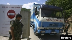 Francuski pripadnici KFOR-a na prelazu Brnjak